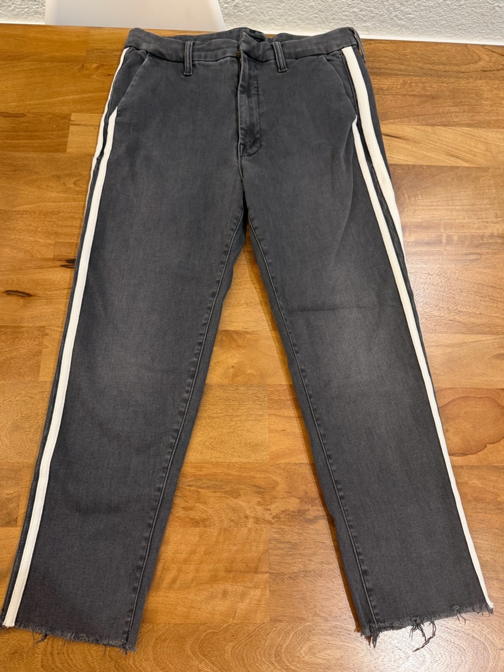 MOTHER ‘The Shaker Prep Fray’ Gray Cropped Jeans w/ White Side Stripes Size 28